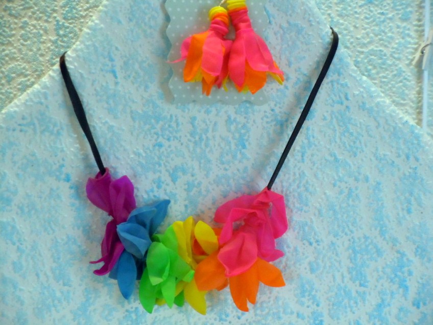balloon flower necklace, repurposed balloon necklace